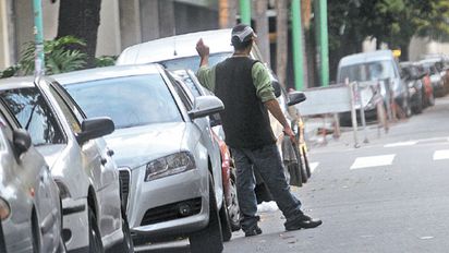 Cuidacoches en Santa Fe: los cambios que propone el Gobierno y las diferencias con la prohibición total