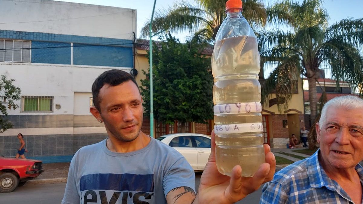 Tras el reclamo de los vecinos, la intendenta Qüesta aseguró que el agua no está contaminada