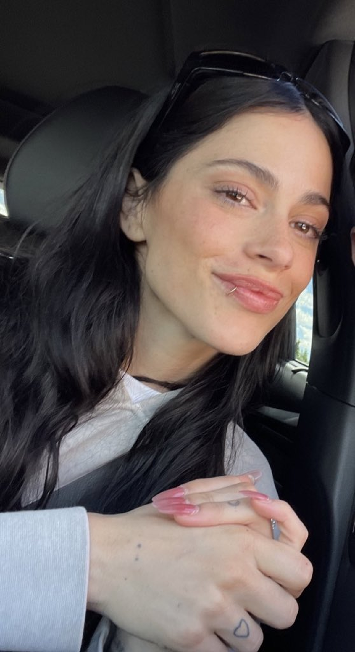 Tini Stoessel se sacó una foto con una fan y se tapó el supuesto anillo de compromiso que De Paul le regaló.