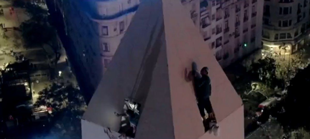 Argentina campeón: un fanático de la Selección Argentina se trepó a la punta del Obelisco