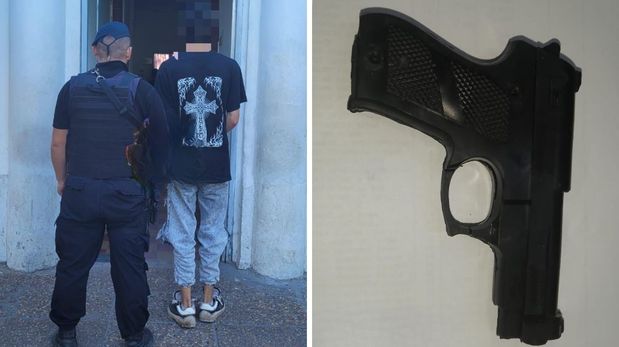 Uno de los hombres detenidos y la réplica de arma de fuego incautada por la policía en Santa Fe