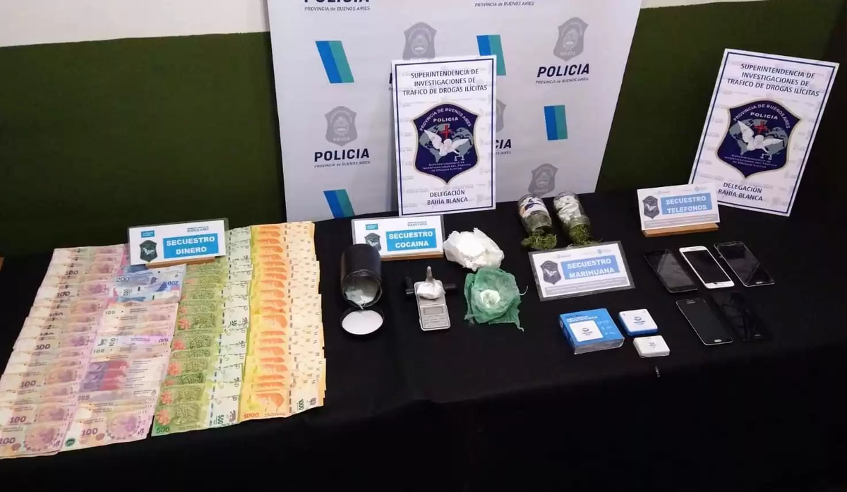 Secuestraron medio kilo de cocaína, cogoyos de marihuana, 40.000 pesos, celulares y balanzas.