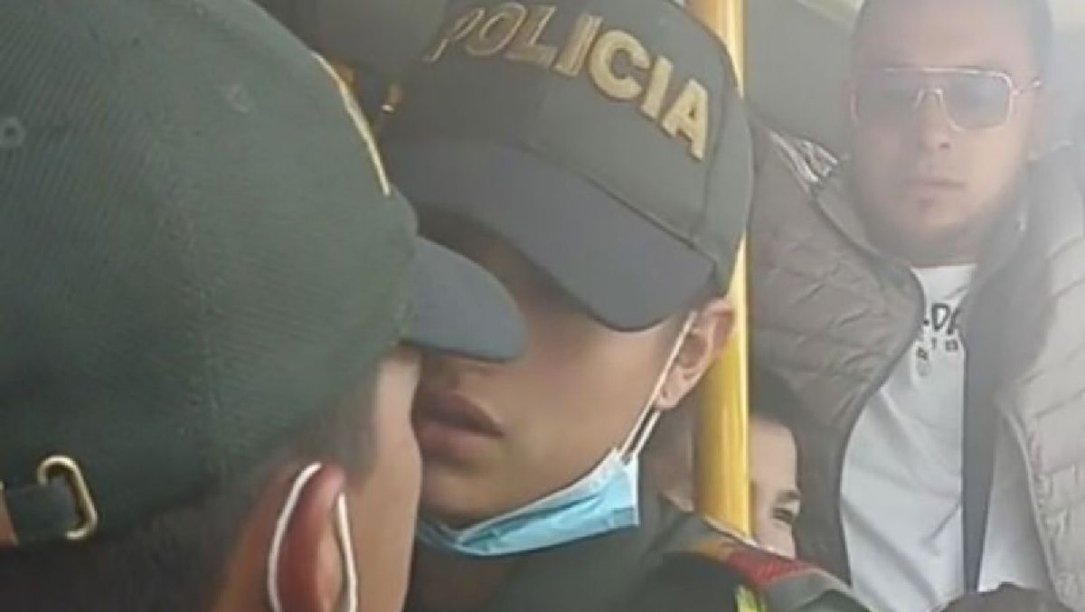 Policías son captados en un momento íntimo en un colectivo: Qué hermoso el poli-amor