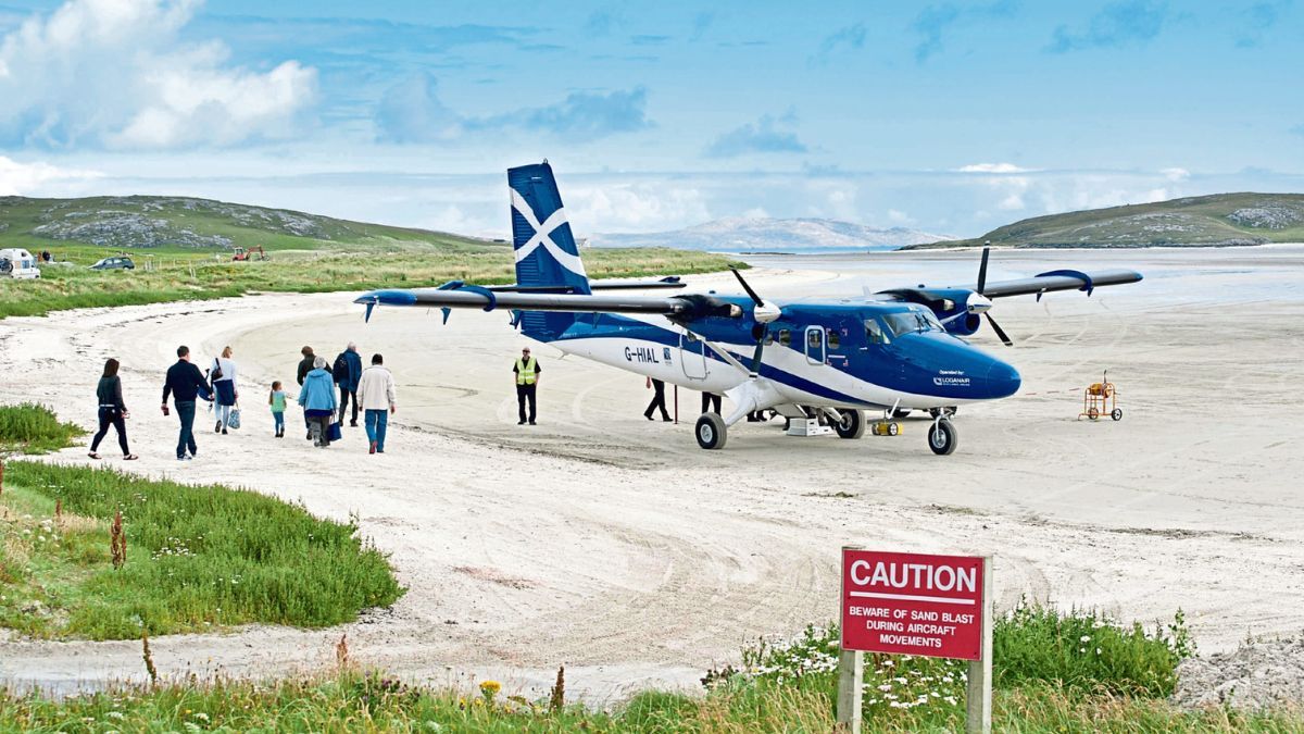 Cada año, unos 10.000 pasajeros, muchos de ellos turistas –que embarcan y desembarcan sobre la playa, que hace las veces de “plataforma”–, pasan por este singular aeropuerto, contabilizando unas 1400 operaciones aéreas, entre comerciales y privadas. Cada año, unos 10.000 pasajeros, muchos de ellos turistas –que embarcan y desembarcan sobre la playa, que hace las veces de “plataforma”–, pasan por este singular aeropuerto, contabilizando unas 1400 operaciones aéreas, entre comerciales y privadas.