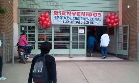 Frente de la escuela asaltada. Frente de la escuela asaltada.