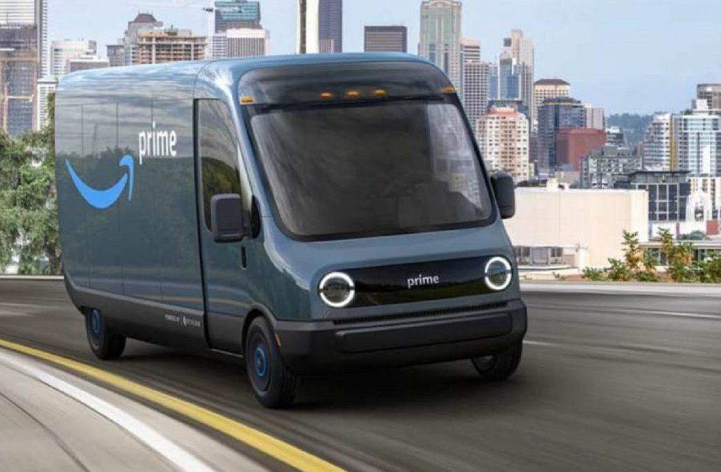 Video viral muestra como una camioneta de Amazon entregó a una mujer.