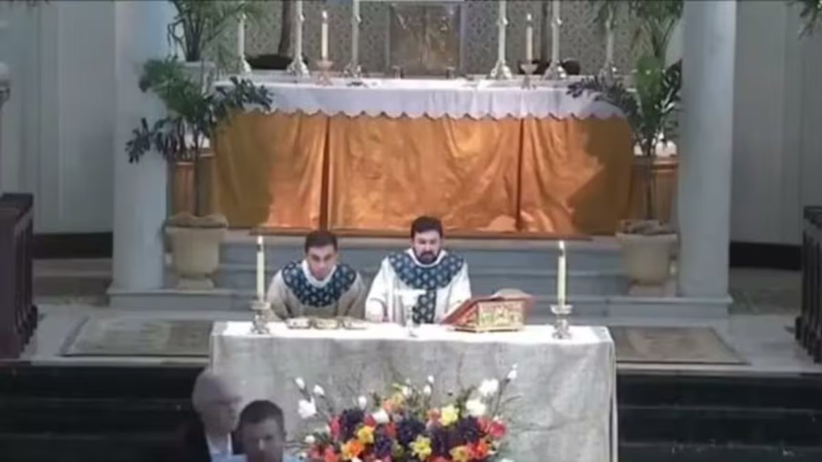 Un joven con un fusil desató caos en una iglesia en Estados Unidos.