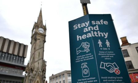 Un señal en el centro de Leicester informa sobre la higiene de manos y la distancia de seguridad necesarias para combatir la propagación de la Covid-19. Un señal en el centro de Leicester informa sobre la higiene de manos y la distancia de seguridad necesarias para combatir la propagación de la Covid-19.