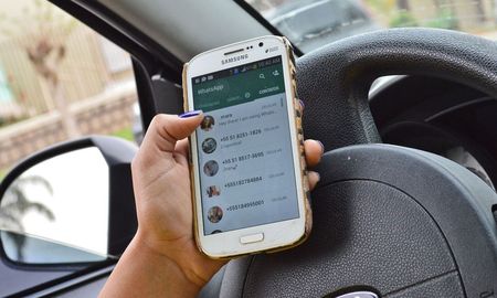 Atención: la luz del celular envejece la piel como lo hace el sol
