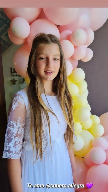 Allegra Cubero tomó la comunión.