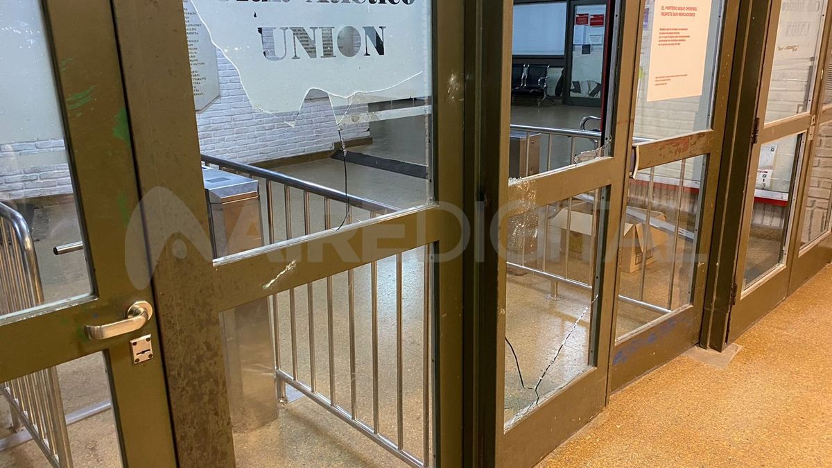 Así quedaron las puertas de ingreso del Club Unión. Así quedaron las puertas de ingreso del Club Unión.