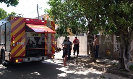 Vecinos y Bomberos Zapadores ayudaron a apagar el fuego en una casa del barrio El Pozo. Vecinos y Bomberos Zapadores ayudaron a apagar el fuego en una casa del barrio El Pozo.