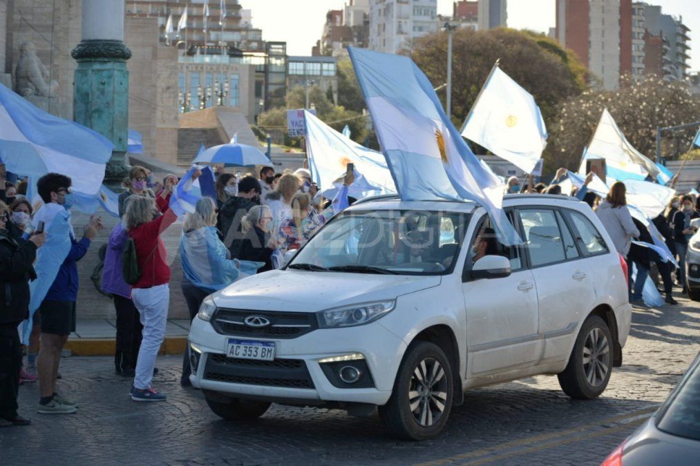Los&nbsp;reporteros gráficos&nbsp;de la agencia Télam y diario La Nación Sebastián Granata y Marcelo Manera fueron&nbsp;amenazados de muerte&nbsp;durante una&nbsp;manifestación&nbsp;realizada en&nbsp;Rosario