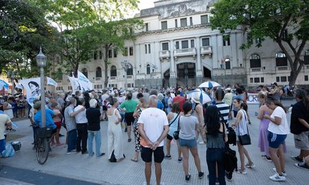 Santa Fe se manifestó en apoyo a Cristina Kirchner tras la condena por la causa Vialidad Santa Fe se manifestó en apoyo a Cristina Kirchner tras la condena por la causa Vialidad