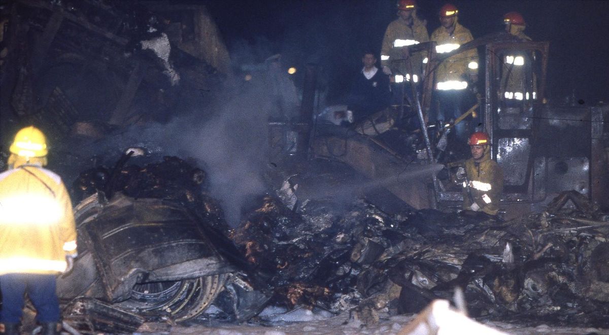 La aeronave impactó a unos 155 nudos (287 km/h) y, su destrucción, fue total. Por ello, las tareas de rescate, en medio del voraz incendio que se desató luego de que el B737 se estrellara, se dificultaron enormemente.