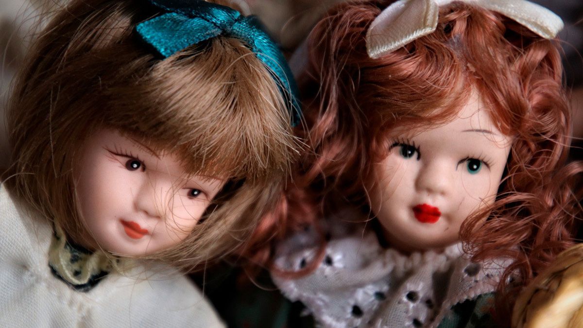 Una mujer descubrió un compartimiento secreto lleno de antiguos objetos