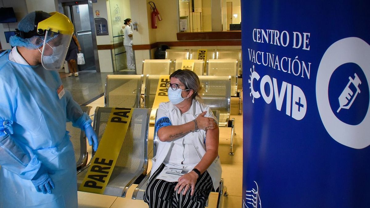 Uruguay tiene a 76% de su poblaci&oacute;n inoculada con al menos una dosis, mientras 71% ya tiene el esquema completo.