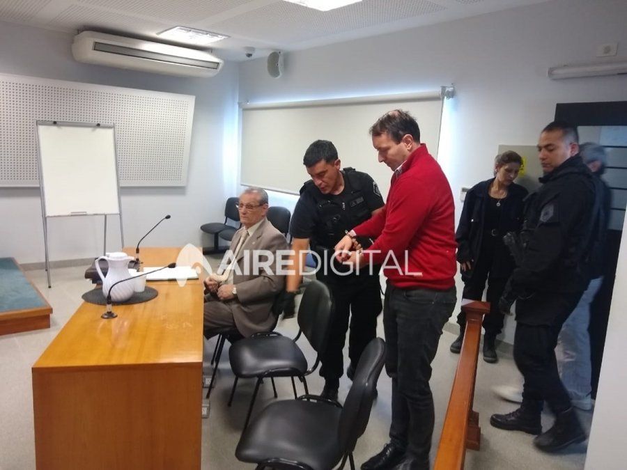 Vald&eacute;s (de saco gris) y Belaggio (de su&eacute;ter rojo) al ingresar a la audiencia en que se dispuso su prisi&oacute;n preventiva