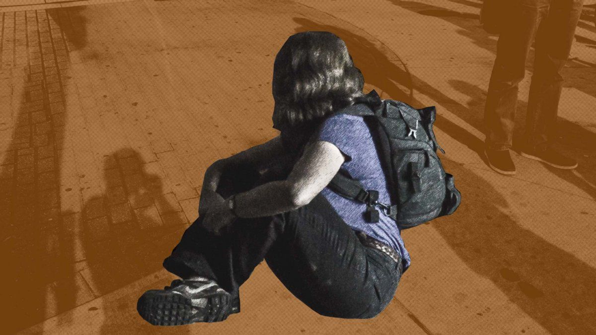 Estaba sola en la parada del cole y Tinder le mandó una notificación escalofriante