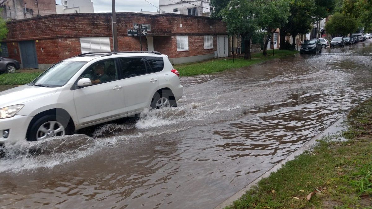 La tormenta volvió a anegar las calles en algunos puntos de la ciudad de Santa Fe, como Domingo Silva y 1º de Mayo.
