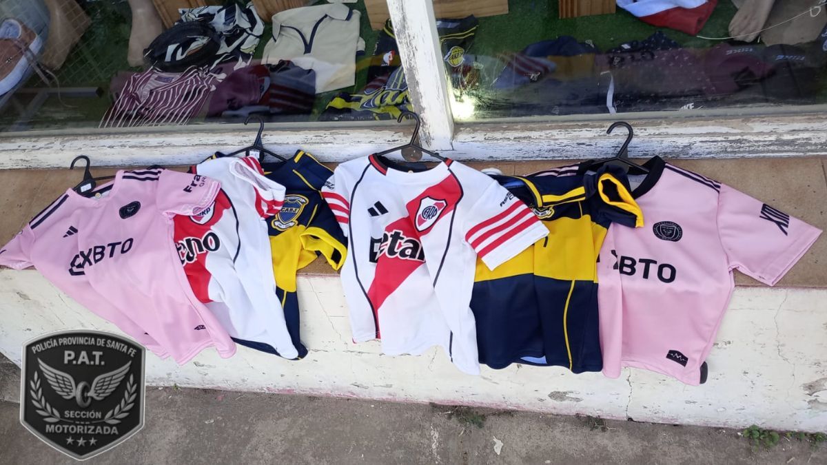 El detenido fue aprehendido con seis prendas. Todas camisetas de f&uacute;tbol.