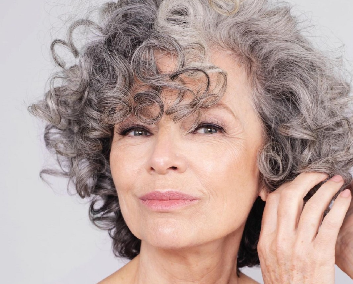 Dejarte crecer tu cabello con canas es un increíble paso que tiene muchos beneficios. Dejarte crecer tu cabello con canas es un increíble paso que tiene muchos beneficios.