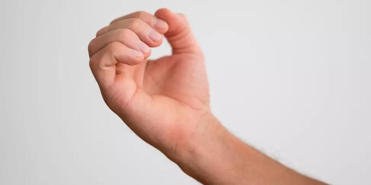 En general, las manchas blancas en las uñas desaparecen espontáneamente, no siendo necesario realizar algún tratamiento.