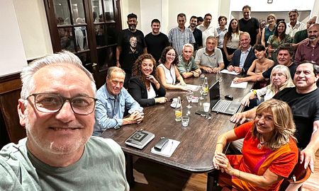 Marcelo Lewandowski, Rubén Giustiniani y Silvina Frana junto a los integrantes de la lista de Activemos. Marcelo Lewandowski, Rubén Giustiniani y Silvina Frana junto a los integrantes de la lista de Activemos.