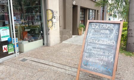 El propietario del local explicó por qué decidieron utilizar la figura del carpincho para marcar el distanciamiento social. El propietario del local explicó por qué decidieron utilizar la figura del carpincho para marcar el distanciamiento social.