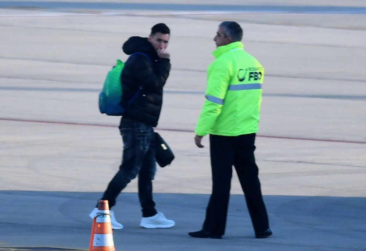 Lionel Messi arribó esta mañana al aeropuerto de Fisherton