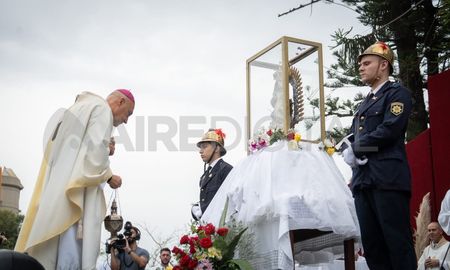 Monseñor Sergio Fenoy junto a la imagen original de la Virgen de Guadalupe este domingo. Monseñor Sergio Fenoy junto a la imagen original de la Virgen de Guadalupe este domingo.