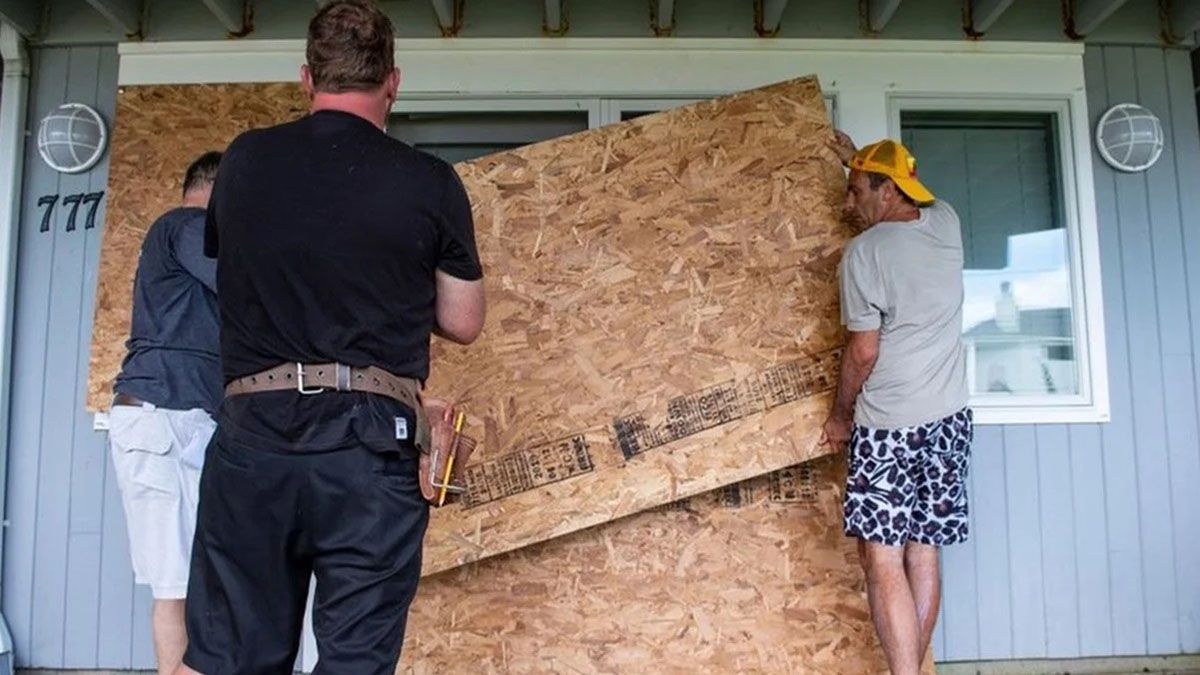 Ciudadanos de la costa se protegen ante la llegada de Henri.