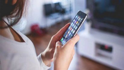 Le revisó el celular de su novio y lo despertó atacándolo con una tijera: Yo te amaba