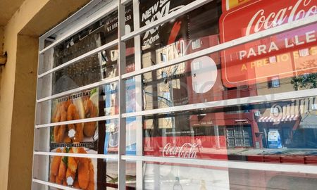Uno de los disparos impactó en la vidriera de un comercio de barrio Las Flores. Uno de los disparos impactó en la vidriera de un comercio de barrio Las Flores.