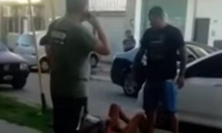 Un adolescente de 15 años fue golpeado y desnudado por un grupo de vecinos que lo atrapó en la calle luego de que le intentara robar el teléfono celular a un hombre Un adolescente de 15 años fue golpeado y desnudado por un grupo de vecinos que lo atrapó en la calle luego de que le intentara robar el teléfono celular a un hombre