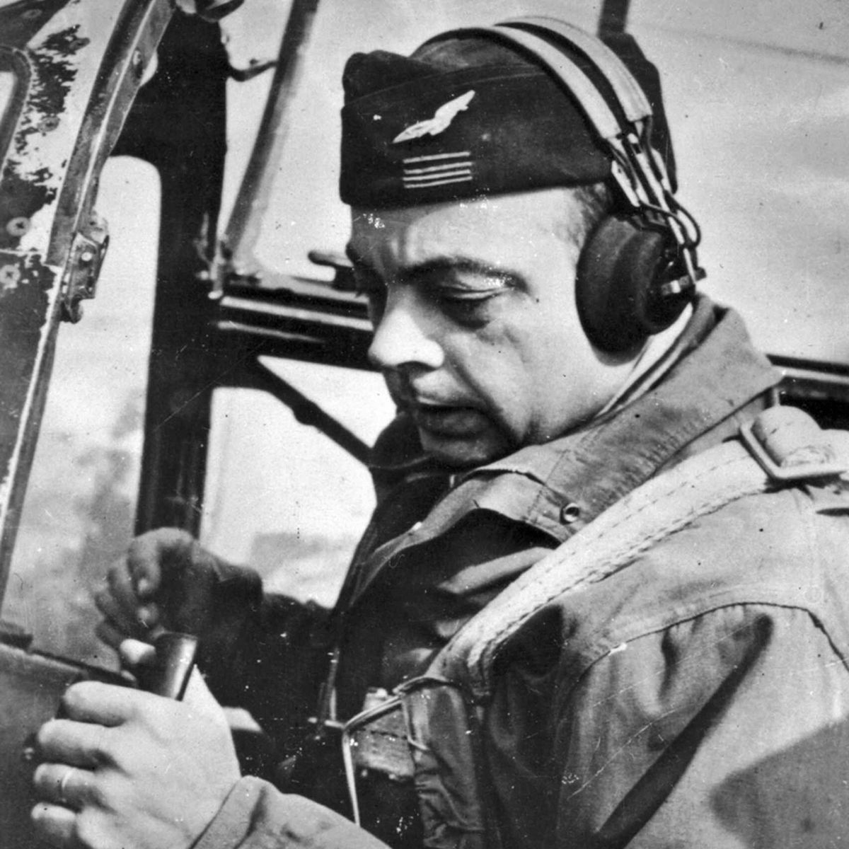 Tras escribir El Principito, Saint-Exupéry se reincorporó a la Fuerza Aérea francesa y, aunque había superado el límite de edad por ocho años, entre abril y mayo de 1943 intentó ser designado para misiones de combate. Pero las viejas lesiones ocasionadas por sus accidentes anteriores –en los que había sufrido distintas fracturas–, hacía casi imposible que pudiera ponerse por sí mismo su traje de vuelo.