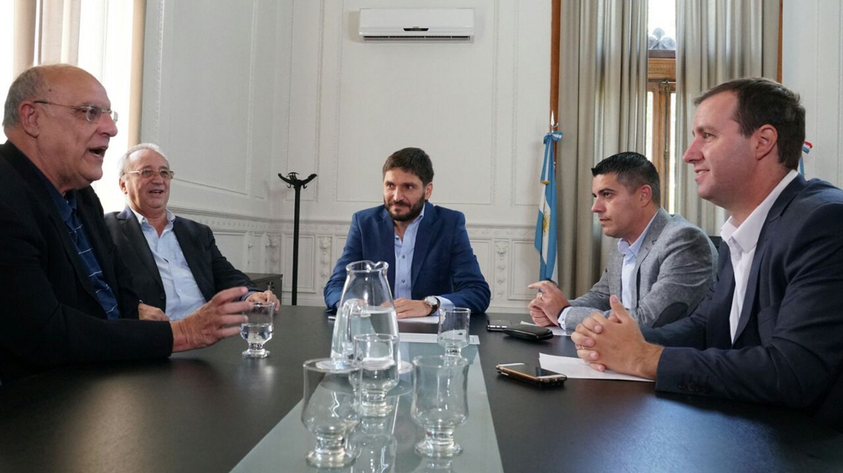 El ministro de Seguridad de la provincia, Maximiliano Pullaro, con los presidentes de Rosario Central, Raúl Broglia; y Newell's, Eduardo Bermúdez, previo a un clásico rosarino. El ministro de Seguridad de la provincia, Maximiliano Pullaro, con los presidentes de Rosario Central, Raúl Broglia; y Newell's, Eduardo Bermúdez, previo a un clásico rosarino.