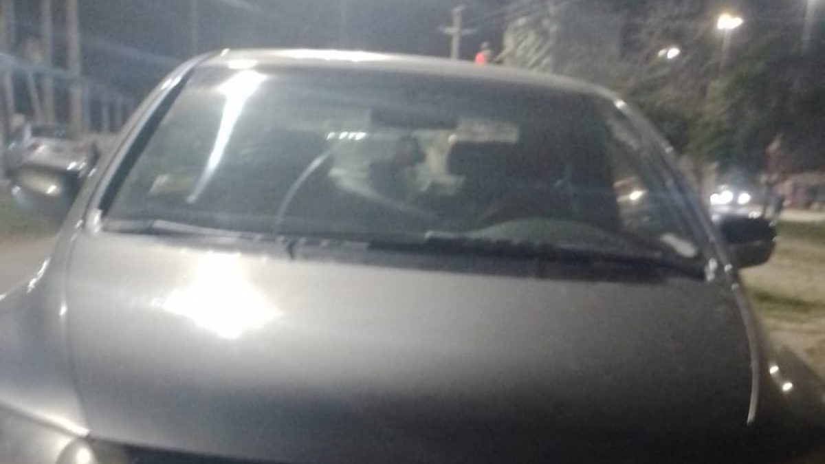 Los hombres detenidos se encontraban dentro de un Honda Civic y, al ver el móvil policial, huyeron a gran velocidad. Los hombres detenidos se encontraban dentro de un Honda Civic y, al ver el móvil policial, huyeron a gran velocidad.