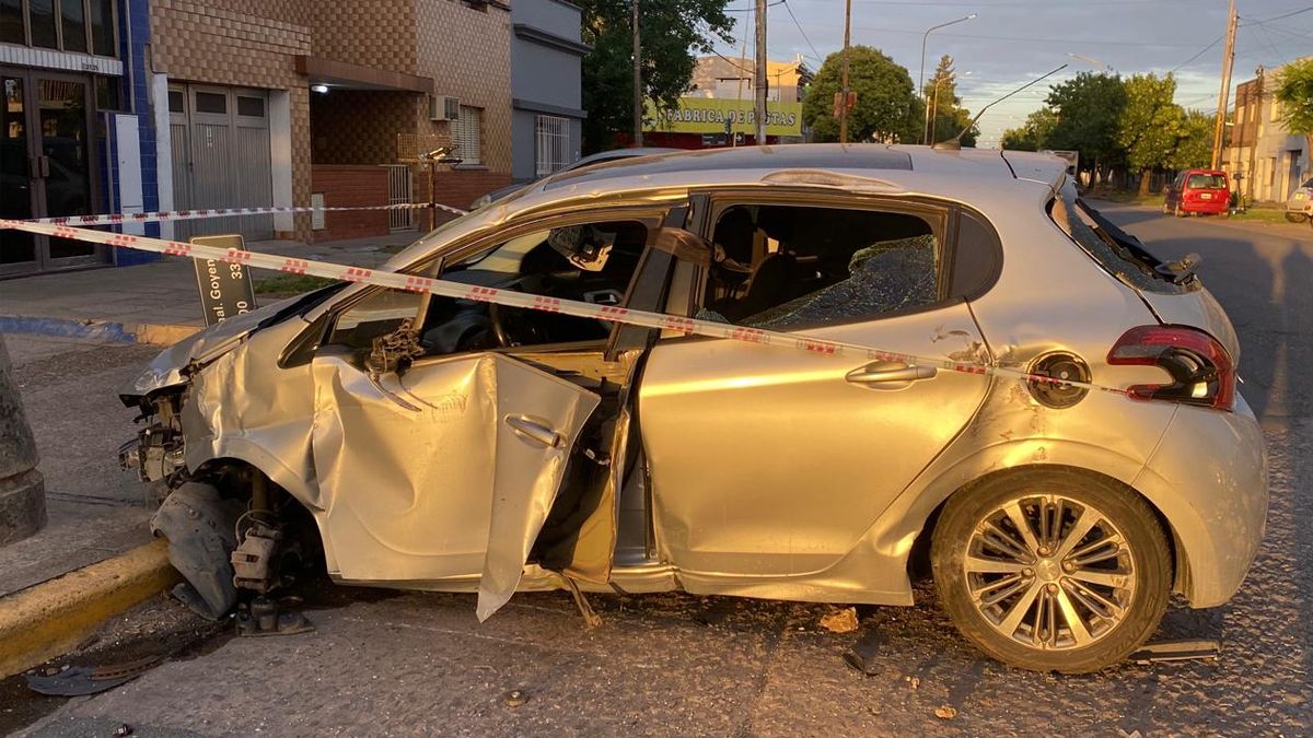 El auto terminó incrustado contra el cordón, con severos daños y una rueda desprendida. El auto terminó incrustado contra el cordón, con severos daños y una rueda desprendida.