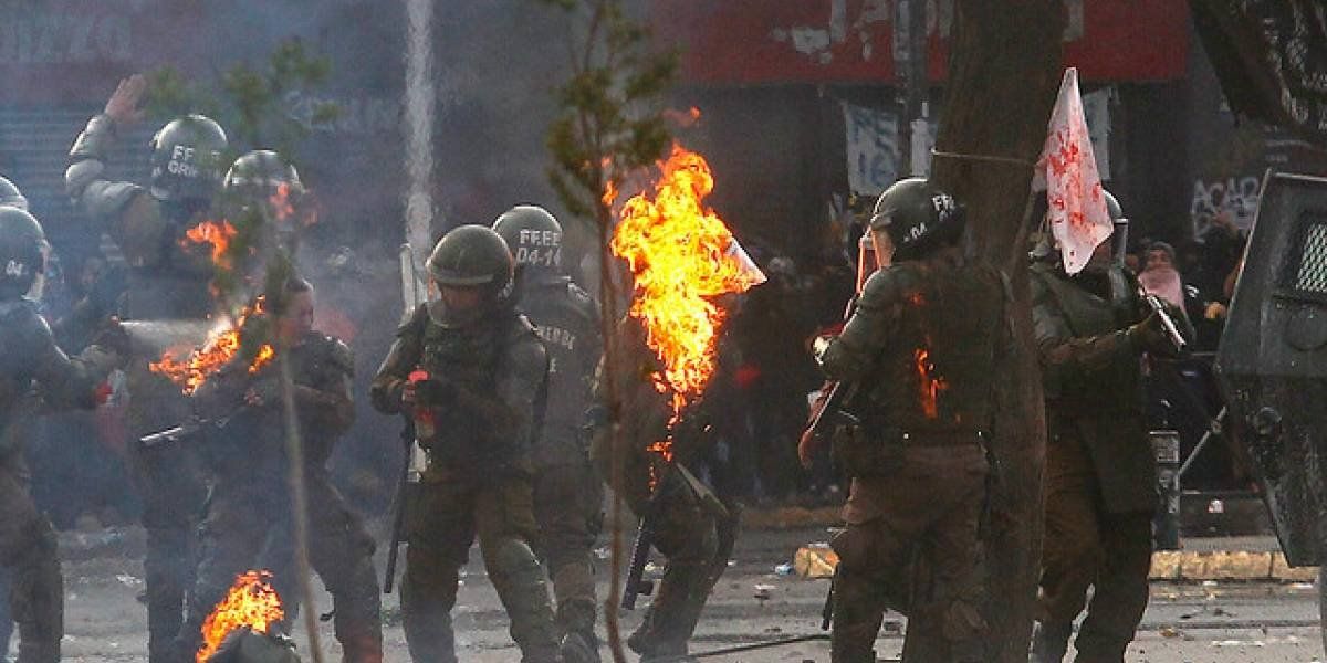 El momento en que una carabinera se prende fuego tras ser atacada con una bomba molotov
