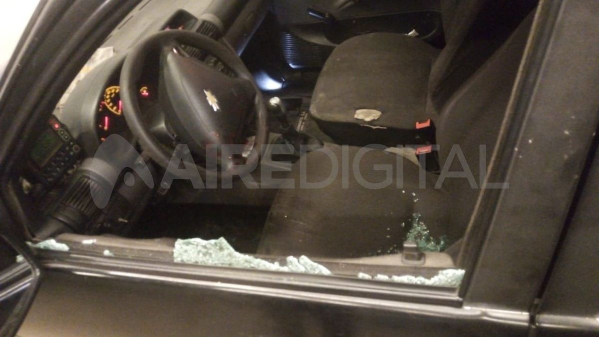 Así quedó el vehículo tras el ataque al taxista en el norte de la ciudad. Así quedó el vehículo tras el ataque al taxista en el norte de la ciudad.