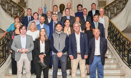 En Casa Gris, el mandatario y miembros de su gabinete compartieron una cena con ruralistas nacionales y de la provincia. En Casa Gris, el mandatario y miembros de su gabinete compartieron una cena con ruralistas nacionales y de la provincia.