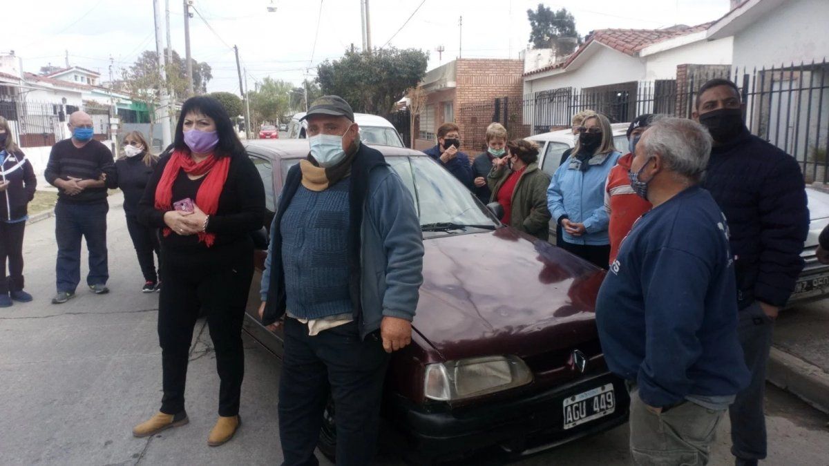 Le incendiaron el auto con el que trabajaba y los vecinos le compraron otro