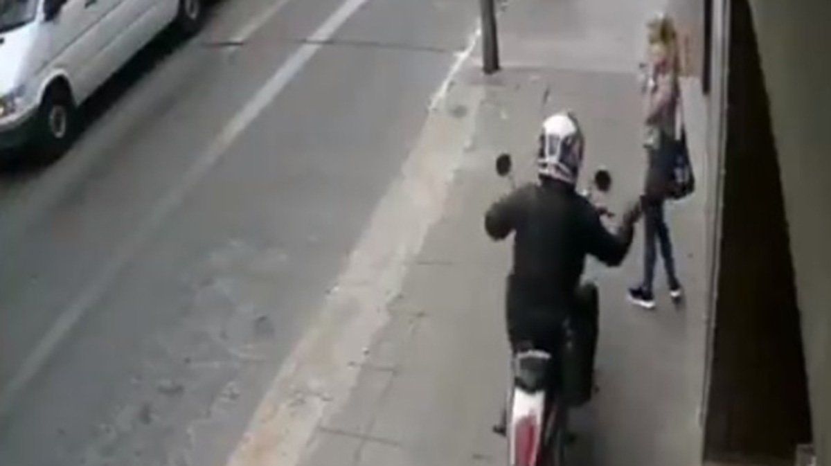 En el hospital al que fue trasladada le explicaron que fue el golpe contra el suelo lo que le provocó el fallecimiento.