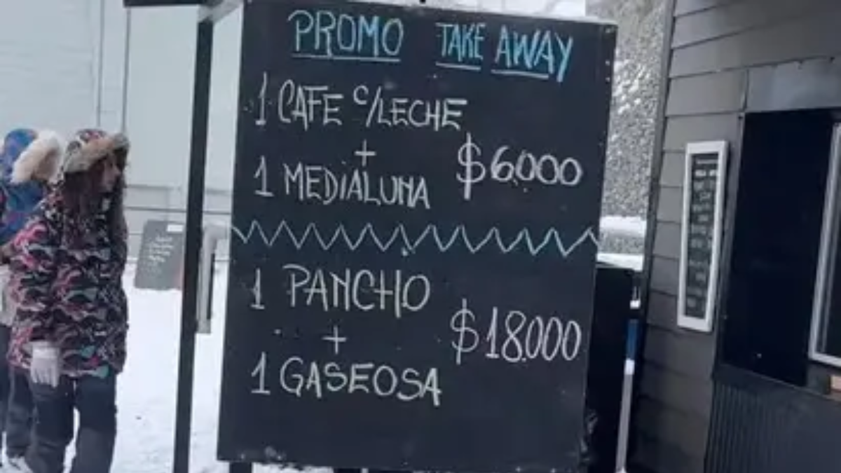 Una imagen viral reveló que un combo básico cuesta $18.000 en Bariloche. Una imagen viral reveló que un combo básico cuesta $18.000 en Bariloche.