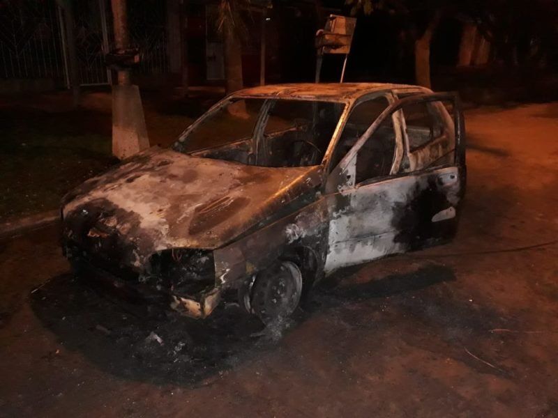 Un nuevo ataque de los quemacoches: incendiaron un Renault Clio en el barrio Los Troncos