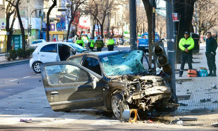 Cruzó un semáforo en rojo y mató a una mujer en La Plata. Cruzó un semáforo en rojo y mató a una mujer en La Plata.