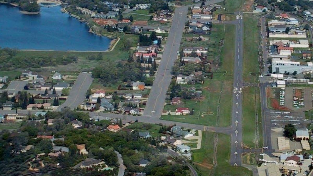 En el inmenso predio hay con un lago artificial, también llamado Cameron Park. Con una superficie de aproximadamente 4 hectáreas, el sector tiene un sendero que rodea el espejo de agua, áreas de picnic, alquiler de botes, canchas de tenis y áreas de juegos.