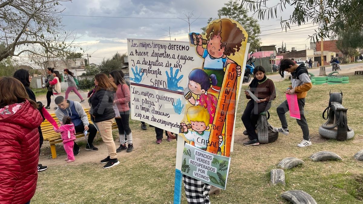 Con carteles, los vecinos mostraron su descontento con la obra de Nación. Con carteles, los vecinos mostraron su descontento con la obra de Nación.