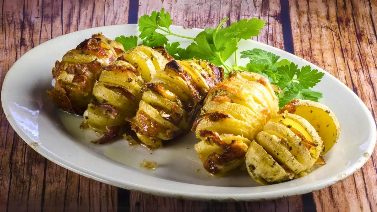 Esta receta de papas rellenas al horno al estilo Hasselback es una forma deliciosa y fácil de disfrutar de este aperitivo o guarnición elegante.&nbsp;